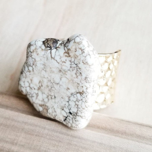 White Turquois Hammered Gold Base Ring